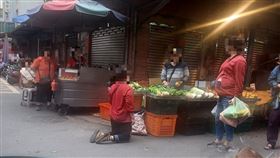 客人買完菜！過半小時回攤販「下跪喊救命」　（圖／網友授權提供）