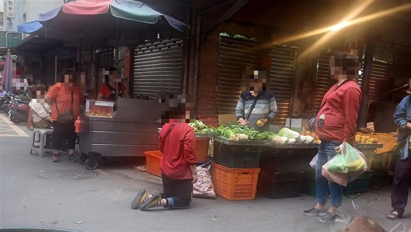她買完菜…過半小時回攤販「下跪喊救命」