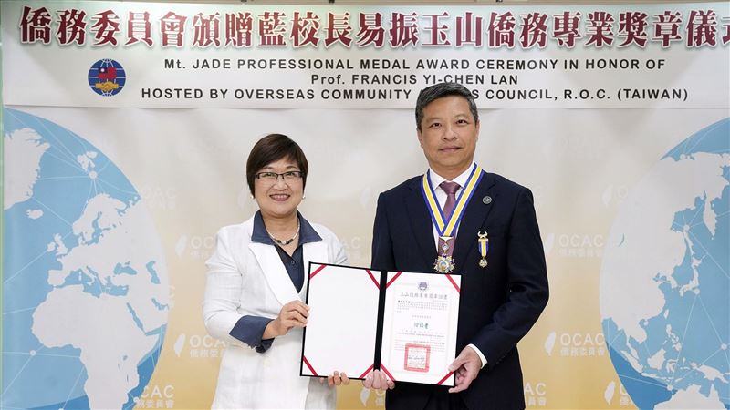 輔大型男校長得獎  他5個字致詞網笑翻