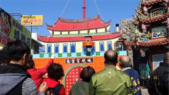 慶元宵！後龍「攻炮城」民眾搶拿媽祖金牌