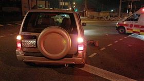 ▲彰化縣伸港鄉晚間發生嚴重車禍，就國小姊弟3人遭休旅車撞上，其中姊妹2人命危。（圖／翻攝畫面）