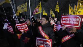 醫師抗議「9275請辭、8024罷工」！韓國醫協力挺：將投票決定未來行動（圖／美聯社／達志影像）