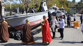 中國快艇案  死者家屬至事故船招魂中國快艇事件釀2死，死者家屬20日下午在法師陪同下到金門海巡隊、事故船放置位置招魂。中央社記者張已(??兼)攝  113年2月20日