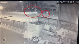 ▲彰化縣伸港鄉晚間發生嚴重車禍，就讀國小姊弟3人走在斑馬線上時，遭休旅車撞上，其中姊妹2人命危。（圖／翻攝畫面