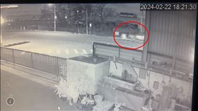 ▲彰化縣伸港鄉晚間發生嚴重車禍，就讀國小姊弟3人走在斑馬線上時，遭休旅車撞上，其中姊妹2人命危。（圖／翻攝畫面