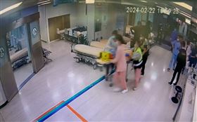 彰化縣伸港鄉晚間發生嚴重車禍，就讀國小姊弟3人走在斑馬線上時，遭休旅車撞上，姊妹2人命危，送醫