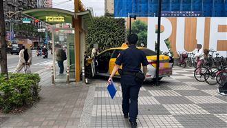 小黃捷運站前突爆衝 撞3車卡公車亭影片曝