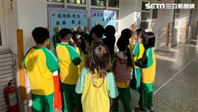 彰化3姊弟遭撞2命危，校方卡片集氣祈福。(圖/校方提供)