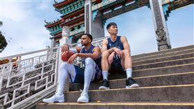 運用客家文化經典意象，攻城獅結合花布推出客家主題限定球衣。（圖／新竹御頂攻城獅球團提供）