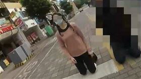 陸軍302旅一名李姓女中士與同部隊已婚黃姓少尉排長不倫戀，黃男的妻子魏女控訴，李女去年元旦到其住處與黃男發生性關係，被家人當場抓姦在床，事發後李女和黃男到逢甲商圈下跪「洗門風」道歉，但魏女仍對她提告求償。法院審理後判李女須賠償10萬元。軍方指出，已將李女記兩大過、列汰除對象。