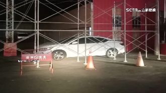 轎車擅停宮廟私人地　遭舞台鷹架包圍
