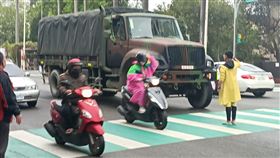 黃衣男,攔車,軍卡,八德（圖／翻攝自《記憶八德》）