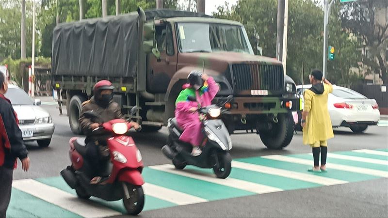 桃園黃衣男隨意攔車…還攔下軍卡「敬禮」