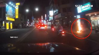 機車行駛中突噴火！網驚呼：烈火戰車