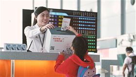 2024「高速傳愛 助學計畫」歡迎各界持續踴躍捐款幫助弱勢孩童、捐款滿6千元即贈「台灣高鐵造型毛巾袋組」乙個。（圖／高鐵提供）