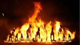 ▲火馬開始燃燒。（圖／翻攝自嘉義鹿草圓山宮粉絲專頁）