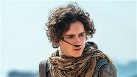 「甜茶」提摩西夏勒梅在《沙丘：第二部》努力適應沙漠生活。（圖／華納兄弟提供）