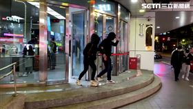 張姓女友人在男友陪同下步出警局。（圖／翻攝畫面）