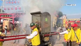 鹽水蜂炮神轎遶境　數百座炮城迎接
