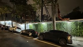 北市慶城街工地「地基下陷」！整排車輛受波及　蔣萬安急奔現場