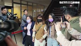 ▲林穎孟離開法院時，明顯強忍淚水，需要家人在旁攙扶。（圖／記者楊佩琪攝）