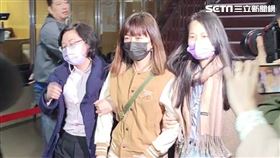 ▲林穎孟離開法院時，明顯強忍淚水，需要家人在旁攙扶。（圖／記者楊佩琪攝）