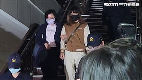 ▲林穎孟離開法院時，明顯強忍淚水，需要家人在旁攙扶。（圖／記者楊佩琪攝）