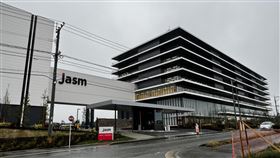 台積電熊本廠2/24開幕台積電熊本廠24日開幕，日本智庫九州經濟調查協會估計台積電在10年內創造的經濟效益至少上看20兆日圓；熊本縣也出現人才爭奪戰，廠房附近地價暴漲，台日許多企業和商家打算進駐熊本，共逐淘「晶」夢。中央社記者楊明珠熊本攝  113年2月22日