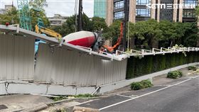 北市慶城街與興安街口的工地施工造成路面塌陷。（圖／記者楊忠翰攝影）