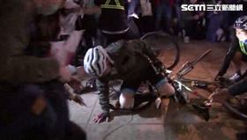 柯文哲再戰一日北高，出發前不慎慘摔。