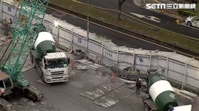 北市慶城街與興安街口的工地施工造成路面塌陷。（圖／翻攝畫面）
