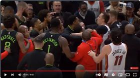 ▲威廉森（Zion Williamson）被犯規，隊友幫討公道演變成「板凳清空」。（圖／翻攝自Chaz NBA YT）