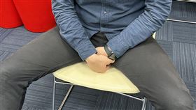 有男性抓龍筋服務時，被有經驗的姐姐摸到睪丸硬塊，進一步至醫院檢查，竟發現罹患睪丸癌。（示意圖／記者簡浩正攝影）