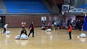 考生需在5公尺的距離內來回搬運30公斤郵袋。（圖／中華郵政提供）