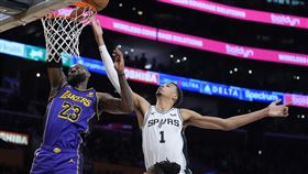 ▲詹姆斯（LeBron James）和溫班亞馬（Victor Wembanyama）再度上演「狀元對決」。（圖／美聯社／達志影像）