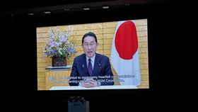 台積電熊本廠開幕  岸田文雄預錄影片致賀台積電熊本廠2月24日下午舉行開幕典禮，日本首相岸田文雄預錄影片致賀。岸田說，台積電熊本廠生產先進半導體，對台日兩國半導體業以及半導體客戶相關產業跨出重要的一大步，樂見熊本廠成為台積電全球佈局策略的重要基地。中央社記者楊明珠熊本攝  113年2月24日