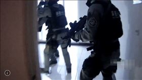 ▲蘇花公路無名男屍原來遭宜蘭一陣頭成員凌虐致死、棄屍。警方凌晨攻堅，陣頭成員還有人還在睡覺。（圖／翻攝畫面）