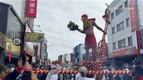 越炸越好運！肉身寒單爺接受鞭炮洗禮