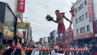 越炸越好運！肉身寒單爺接受鞭炮洗禮