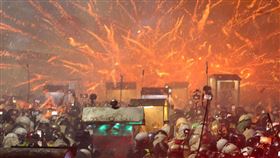 台南鹽水蜂炮元宵夜狂炸（1）台南鹽水蜂炮活動24日元宵節晚間進入施放最高峰，多座大型指標性炮城陸續炸射，大批民眾穿戴防護裝備湧入鹽水街頭享受刺激震撼快感。中央社記者楊思瑞攝  113年2月24日