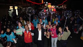 竹縣花燈踩街  元宵夜熱鬧登場2024新竹縣花燈踩街活動24日晚間在新埔鎮盛大舉行，新竹縣副縣長陳見賢（前中）等人出席與民眾齊聚踩街，歡喜慶元宵、迎天穿。（新竹縣政府提供）中央社記者魯鋼駿傳真  113年2月24日