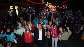 會移動的花燈竹縣新埔登場　千人齊聚踩街