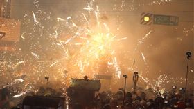 台南鹽水蜂炮元宵夜狂炸（2）歡慶元宵佳節，台南知名鹽水蜂炮活動24日也迎來最高峰，大批人潮齊聚街頭，近距離感受蜂炮炸裂快感，現場震撼力十足。中央社記者楊思瑞攝  113年2月24日