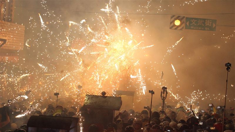 台南鹽水蜂炮最高潮　大型炮城接力狂炸