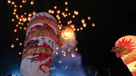 平溪天燈節  主燈雙龍搶珠升空慶元宵2024新北市平溪天燈節24日元宵節晚間在十分廣場熱鬧舉行，20呎雙龍主燈在眾人見證下分別升空，與龍珠天燈共同形成「雙龍搶珠」的畫面。（新北市觀旅局提供）中央社記者黃旭昇新北市傳真  113年2月24日