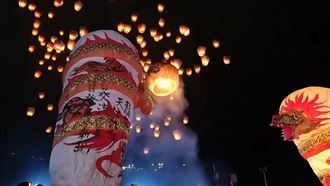 平溪天燈節主燈「雙龍搶珠」升空慶元宵