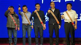 國民黨花蓮共識營  首日舉辦團結同心晚會國民黨立法院黨團24日起在花蓮舉辦為期3天的共識營，24日晚間並舉行團結同心晚會，黨團總召傅(山昆)萁（右起）、黨主席朱立倫、立法院副院長江啟臣、黨團書記長洪孟楷及黨團首席副書記長林思銘登台舉杯致意。中央社記者張祈攝  113年2月24日