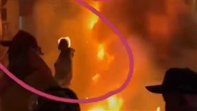 台北市夜弄土地公活動，一名男子遭炸傷。（圖／翻攝畫面）