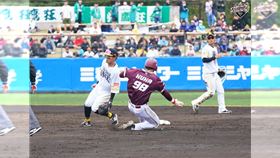 ▲樂天桃猿隊陳晨威在軟銀鷹交流賽中，從甲斐拓也手中盜壘成功。（圖／翻攝自Rakuten Monkeys臉書）