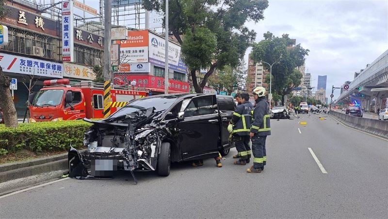 新莊「阿法」追撞廂型車　母子檔受傷送醫
